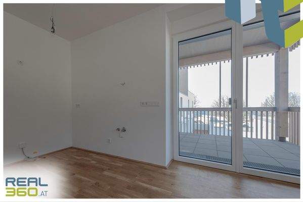 Wohnküche mit Blick auf Balkon