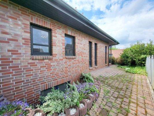 Hausseite mit Souterrainfenster