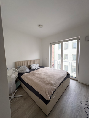 Helles Schlafzimmer mit bodentiefen Fenstern