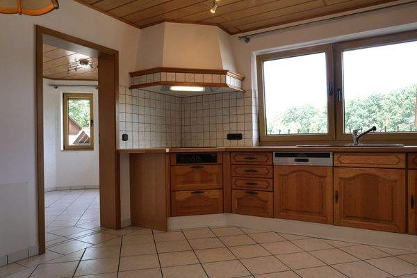 Küche mit Durchgang zum Wohnzimmer