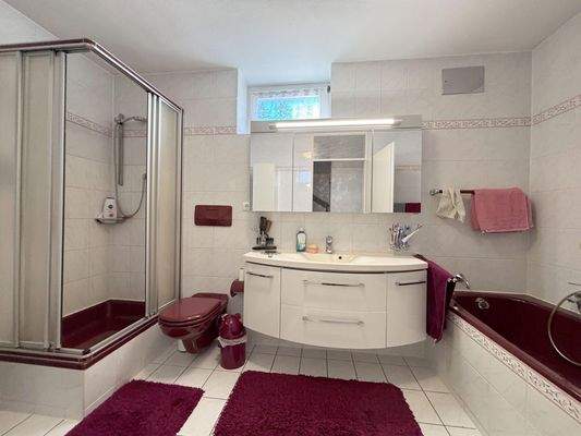 Badezimmer mit Dusche und Badewanne