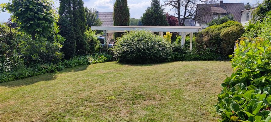 Garten mit Blick auf Carport