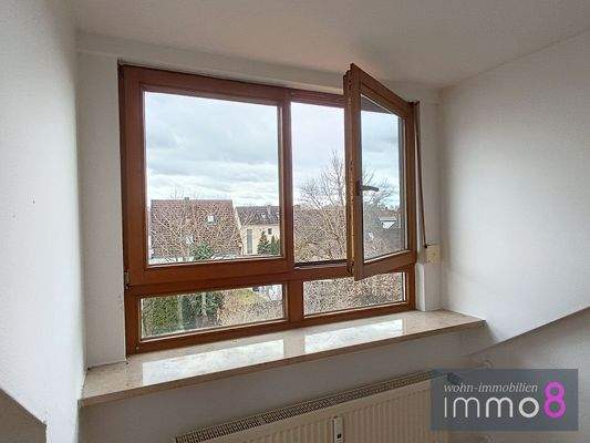 Blick vom Wohnzimmer über die Dächer von Mühlried