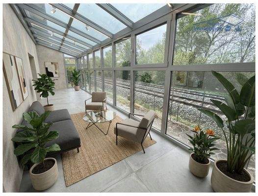 Beispielfoto mit Einrichtung (KI-unterstützt)