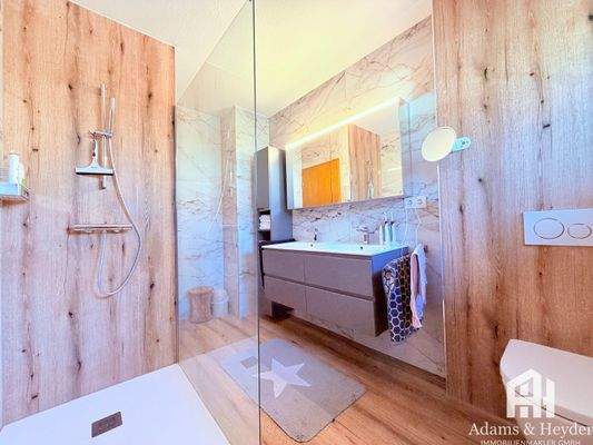 Badezimmer, 1.OG, Bild 2