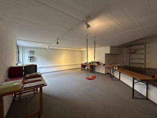 großer Kellerraum mit Fenster