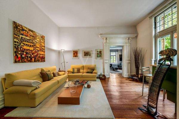 Lichtdurchflutetes Wohnzimmer mit Blick in den Garten 