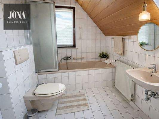 Bad mit Badwanne Obergeschoss