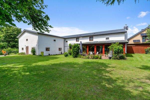 sowie einem Resthof...