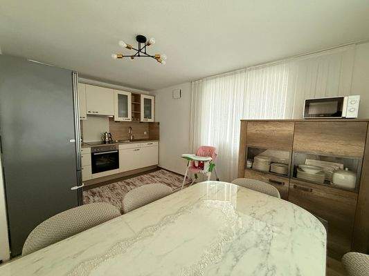 Essbereich mit Einbauküche