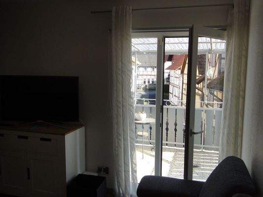 OG Wohnzimmer mit Tür zum Balkon (3)