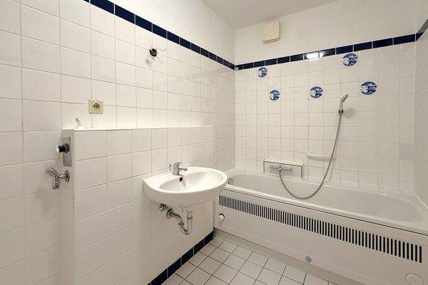 innenliegendes Badezimmer mit Badewanne