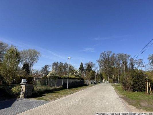 Anliegerstraße - links befindet sich das Grundstück