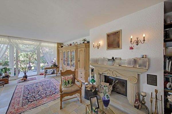 Das Wohnzimmer mit einem Kamin