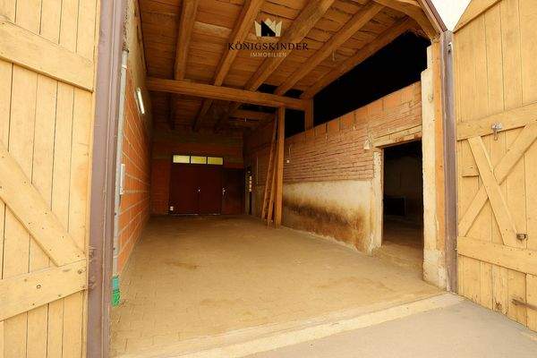 Platz für einen Wohnwagen, ein Wohnmobil - was immer Sie unterstellen wollen...