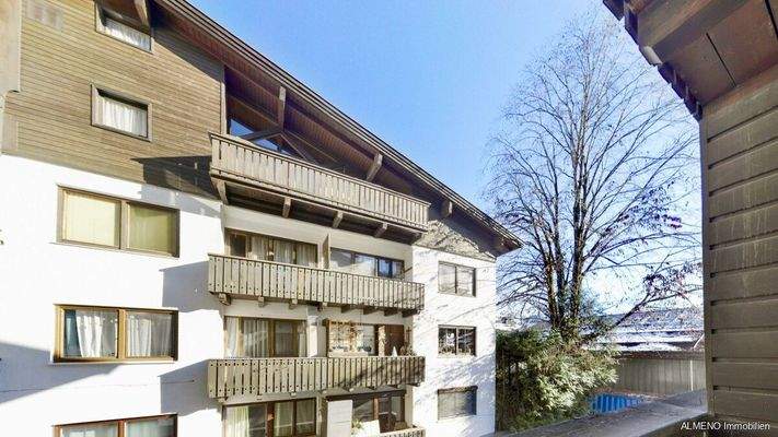 Gebäudefassade mit Balkonen