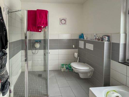 Badezimmer mit Dusche