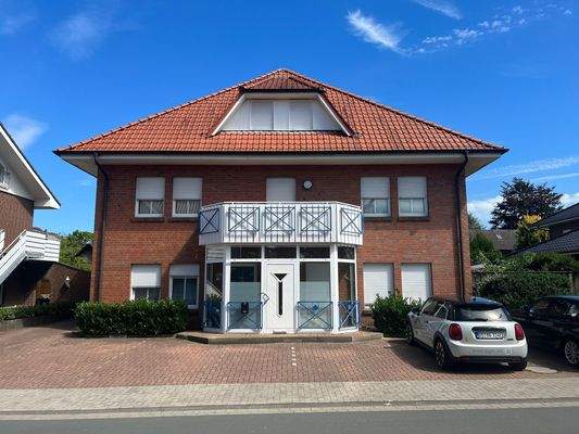 Zweistöckiges Backsteinhaus