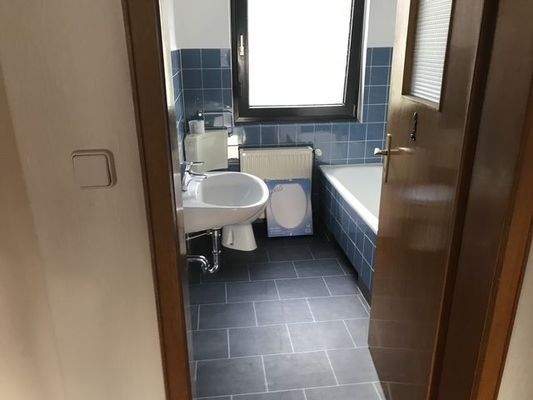 Das Badezimmer im Obergeschoss