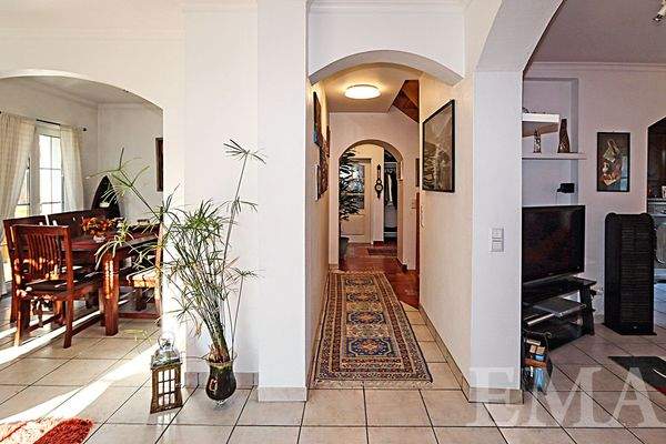 Blick vom Wohnzimmer in den Flur