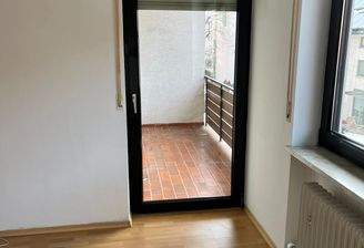 Wohnzimmer mit Balkon