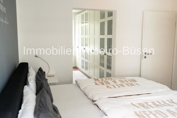 Das Schlafzimmer mit Blick in den Ankleidebereich