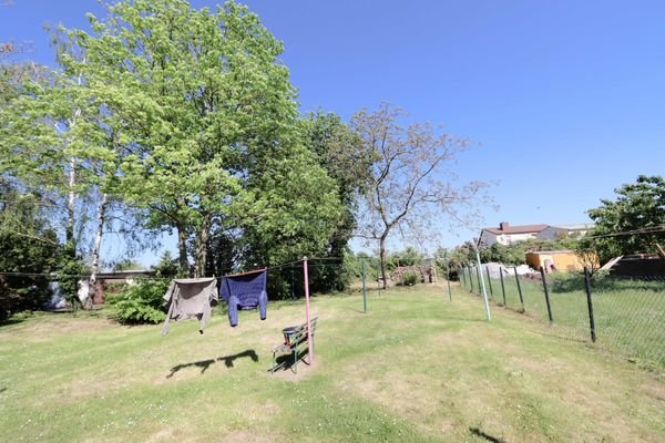 Garten hinter Eingang 4a links