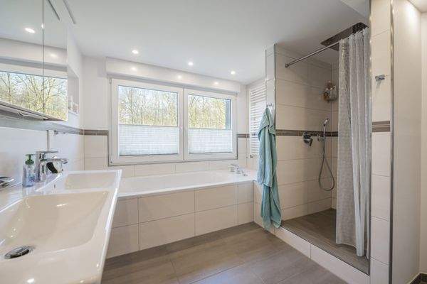 Tageslichtbad mit Wanne und Dusche