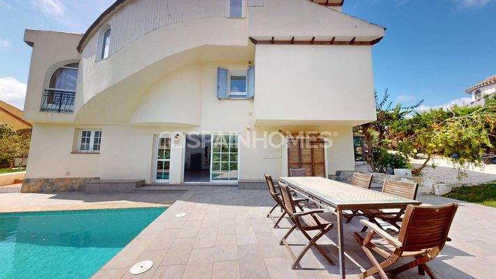 5 Bedroom House with Garden and Jacuzzi in Orihuela Costa