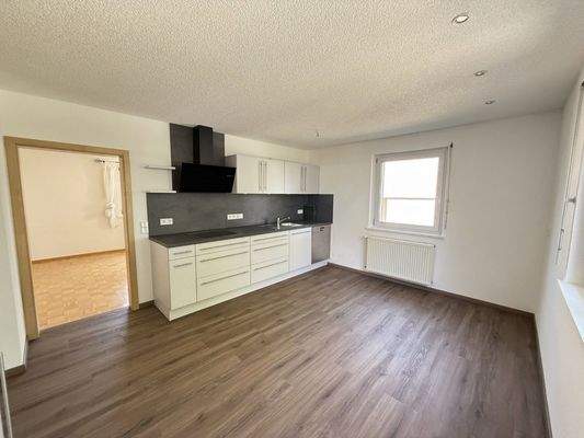 Hochwertige Einbauküche neben Esszimmer