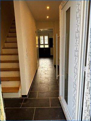 Hauseingang mit Flur zur Küche