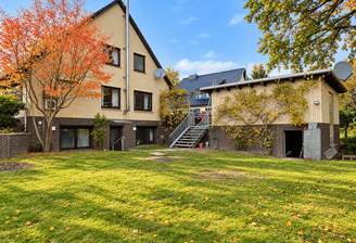 Haus mit Garage vom Garten aus