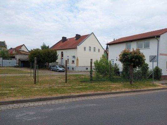 Hinteransicht EFH/ZFH + MFH von der Straße