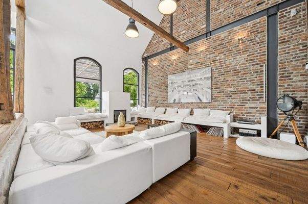 Wohnlounge mit Kamin und Galerie