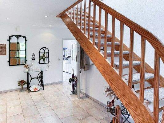 Flur mit Treppe ins OG