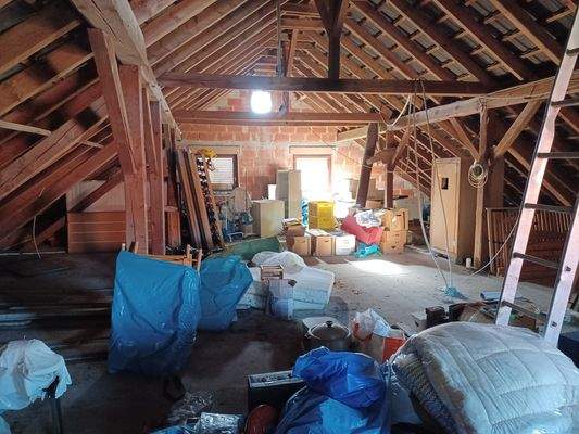 B) ausbaufähiges Dachgeschoss