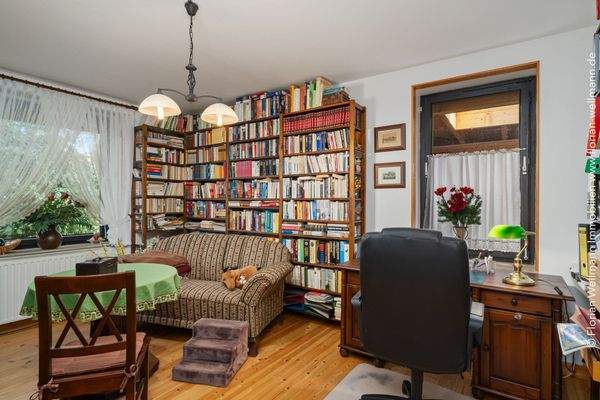 Flexibel nutzbarer Wohnraum (18,00m²) mit Echtholzdielenboden neben dem Wohn- und Esszimmer.