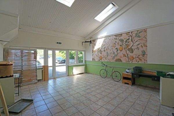 Die ehemalige Garage - heute ein vielseitig nutzbarer, hoher Raum