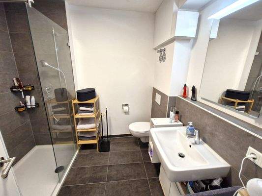 das sehr schön designte Bad mit extra gr. Dusche