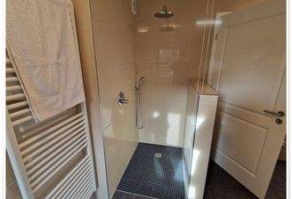 Mit ebenerdiger Dusche