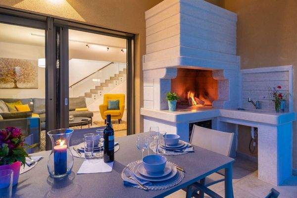 Terrasse mit offenen Kamin.jpg