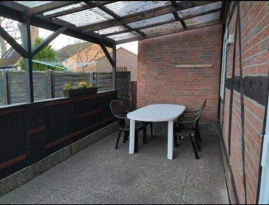 ÜBERDACHTE TERRASSE