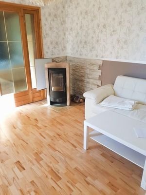 moderner Schwedenofen im Wohnzimmer