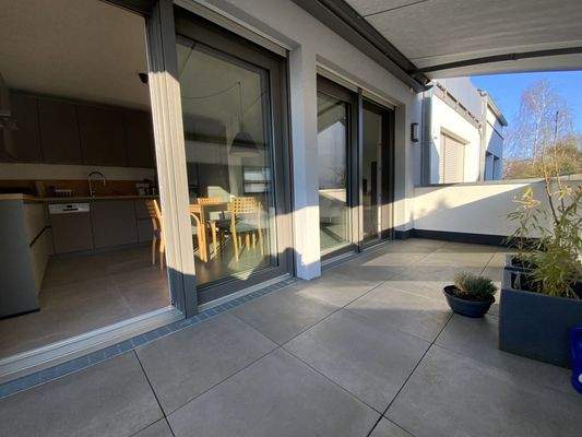 Sonnenbalkon mit moderner elektrischer Markise