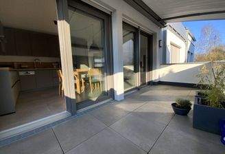 Sonnenbalkon mit moderner elektrischer Markise