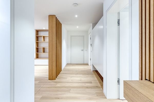 Sehr heller und gemütlicher Flurbereich mit modern