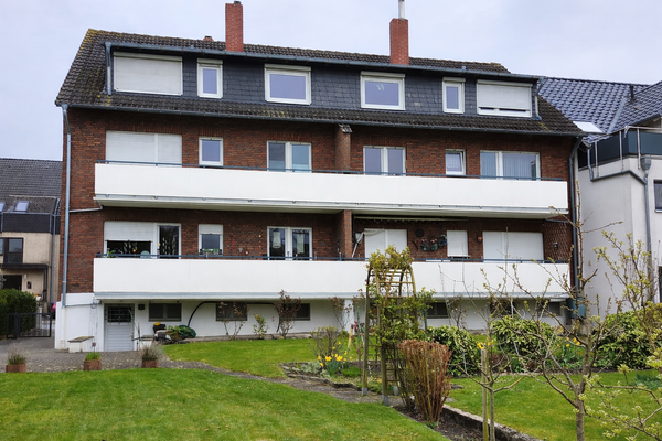 Haus kaufen Lippstadt Gartenseite mit Balkon.png