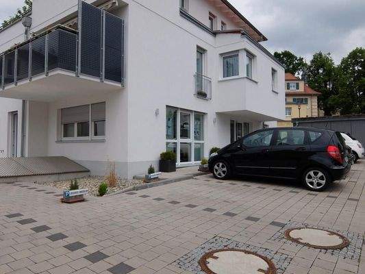 4 Parkplätze vor dem Büro