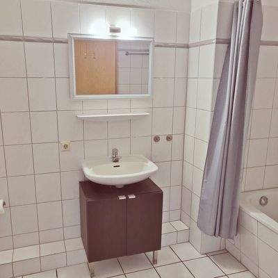 Bad mit hellen Fliesen