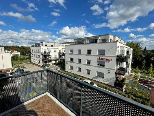 Moderne Wohnanlage mit Balkon